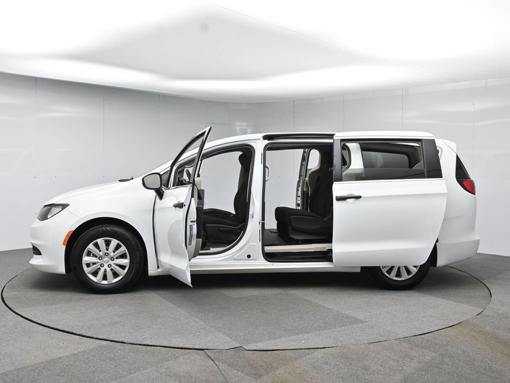 Used 2021 Chrysler Voyager L image 52