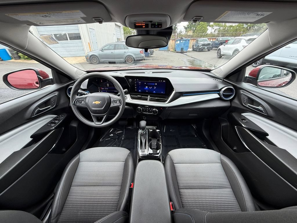 Used 2025 Chevrolet Trax LT FWD image 22