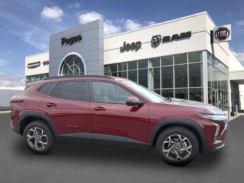 Used 2025 Chevrolet Trax LT w/ LT Convenience Package FWD image 2