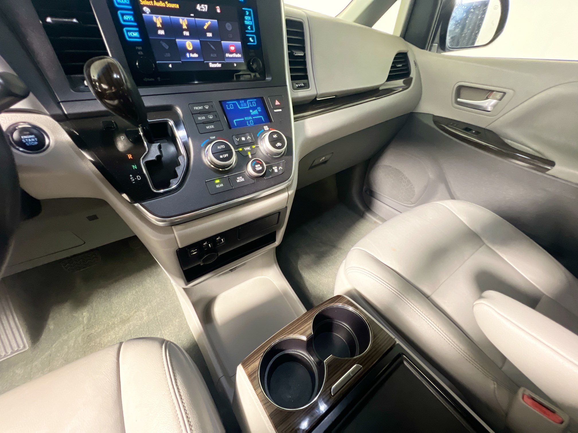 Used 2015 Toyota Sienna XLE w/ XLE Navigation Package FWD image 25