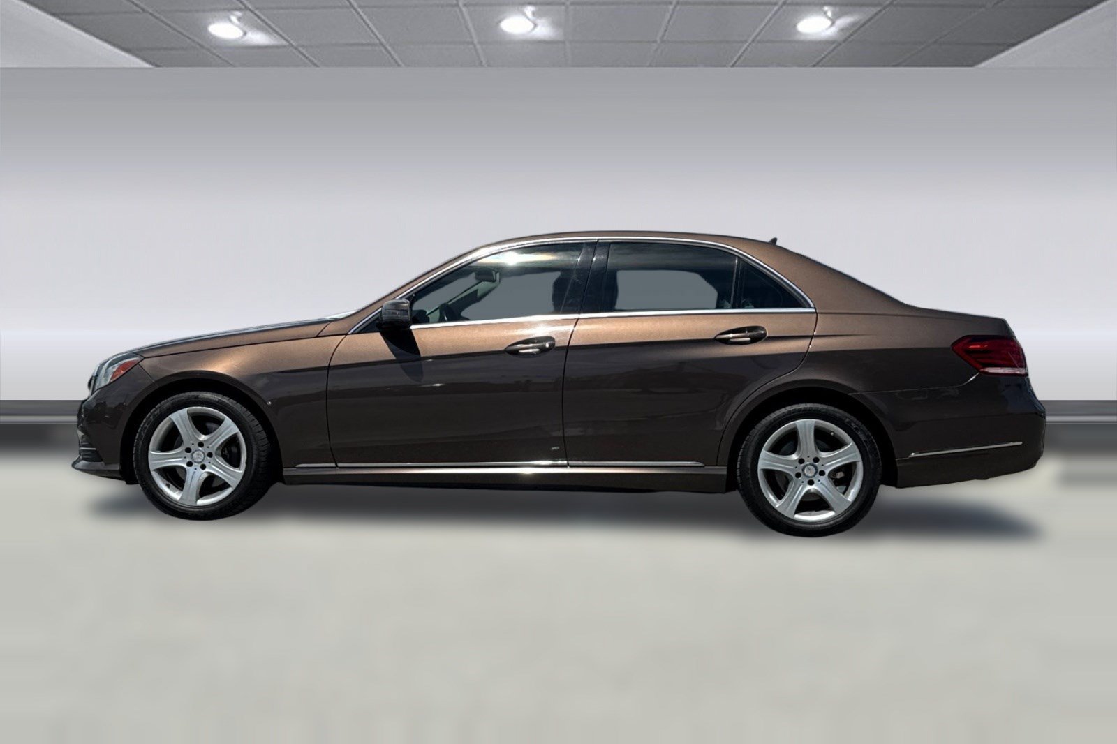 Used 2015 Mercedes-Benz E 250 BlueTEC 4MATIC Sedan image 2