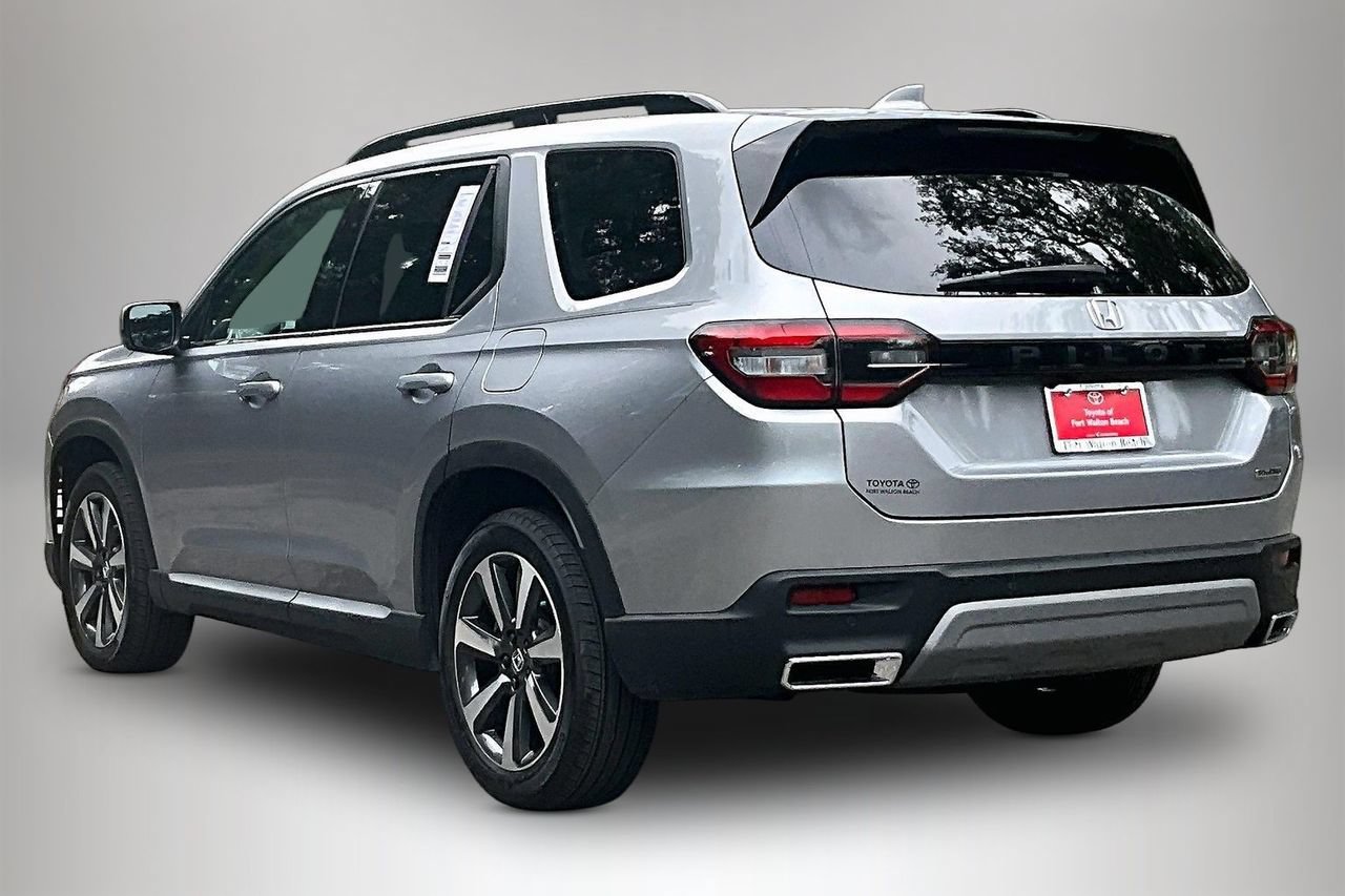 Used 2025 Honda Pilot Touring image 4