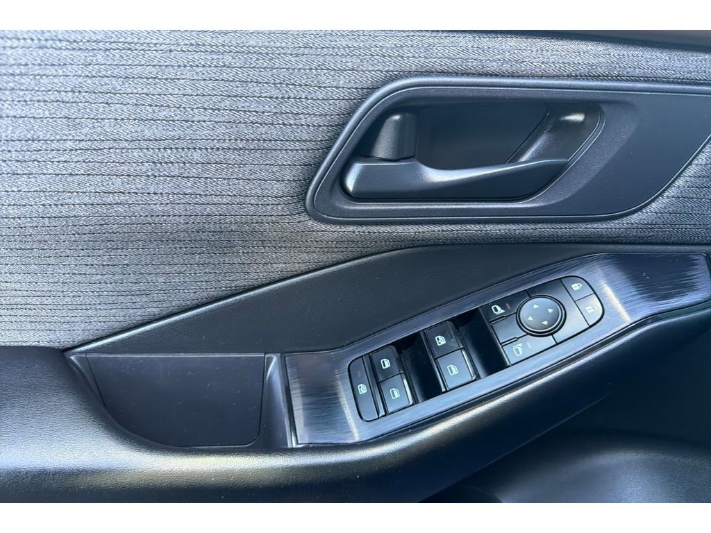 Used 2023 Nissan Rogue S image 12