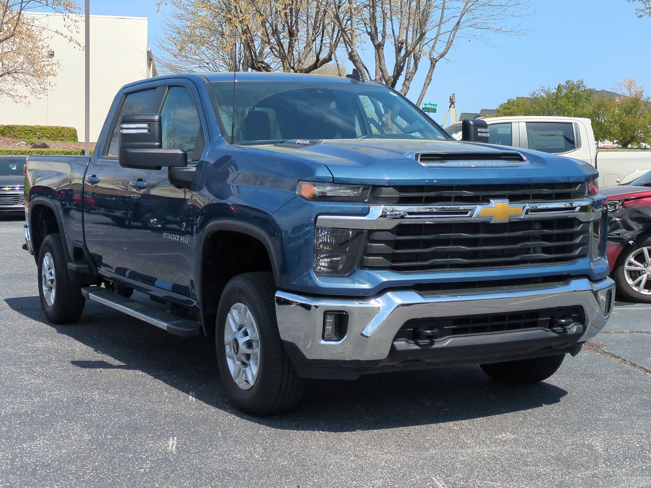 Used 2025 Chevrolet Silverado 2500 LT w/ Convenience Package AWD/4WD image 2