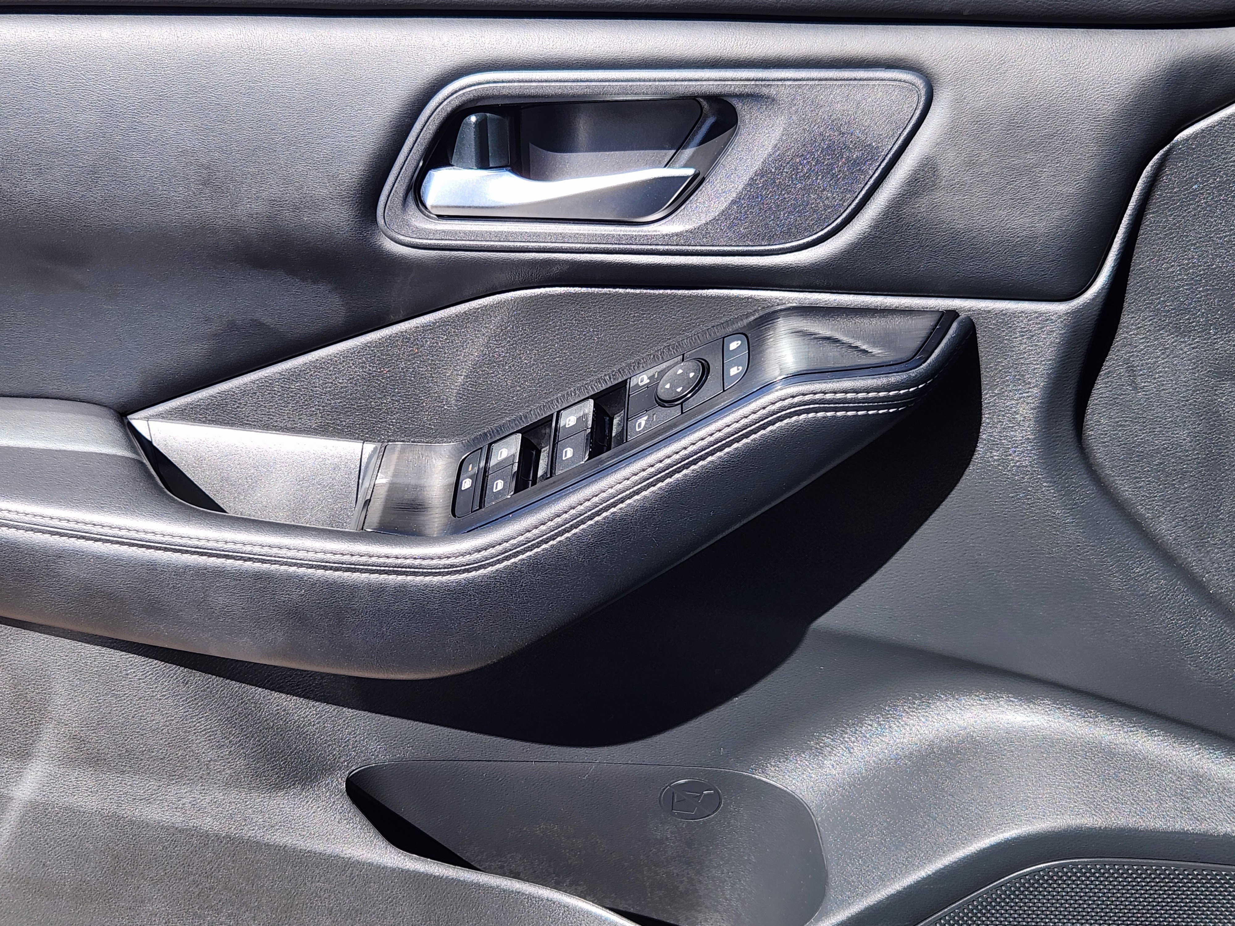 Used 2025 Nissan Rogue SV AWD/4WD image 7