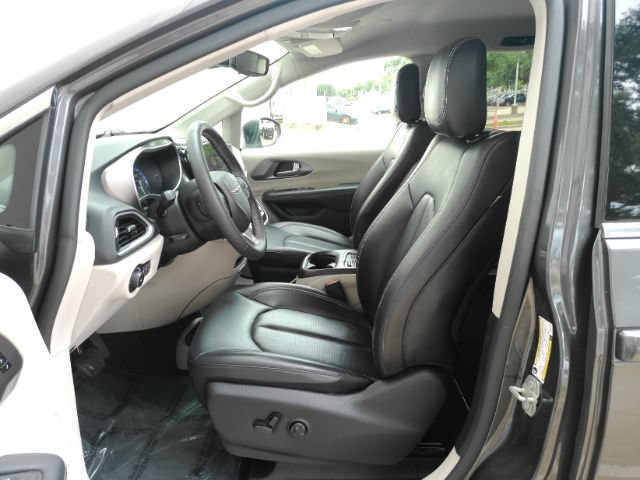 Used 2023 Chrysler Pacifica Touring-L FWD image 14
