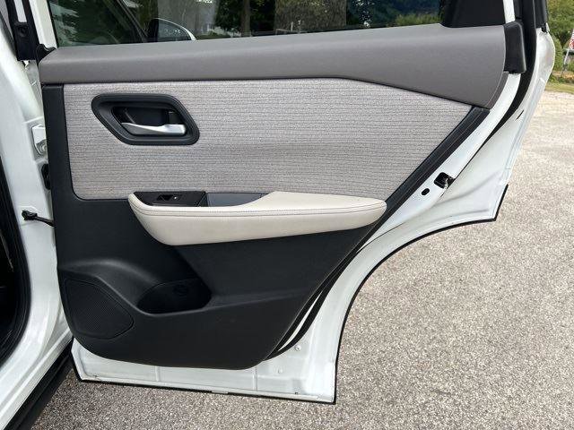 Used 2023 Nissan Rogue SV image 32