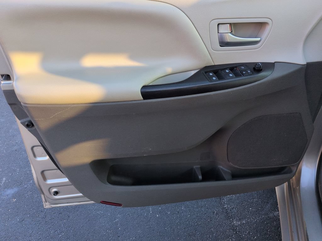 Used 2015 Toyota Sienna LE FWD image 11