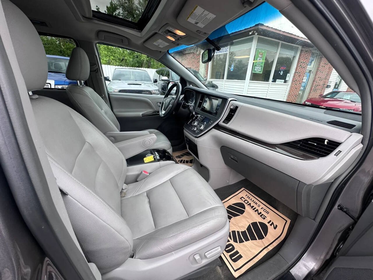 Used 2017 Toyota Sienna XLE w/ XLE Navigation Package AWD/4WD image 9
