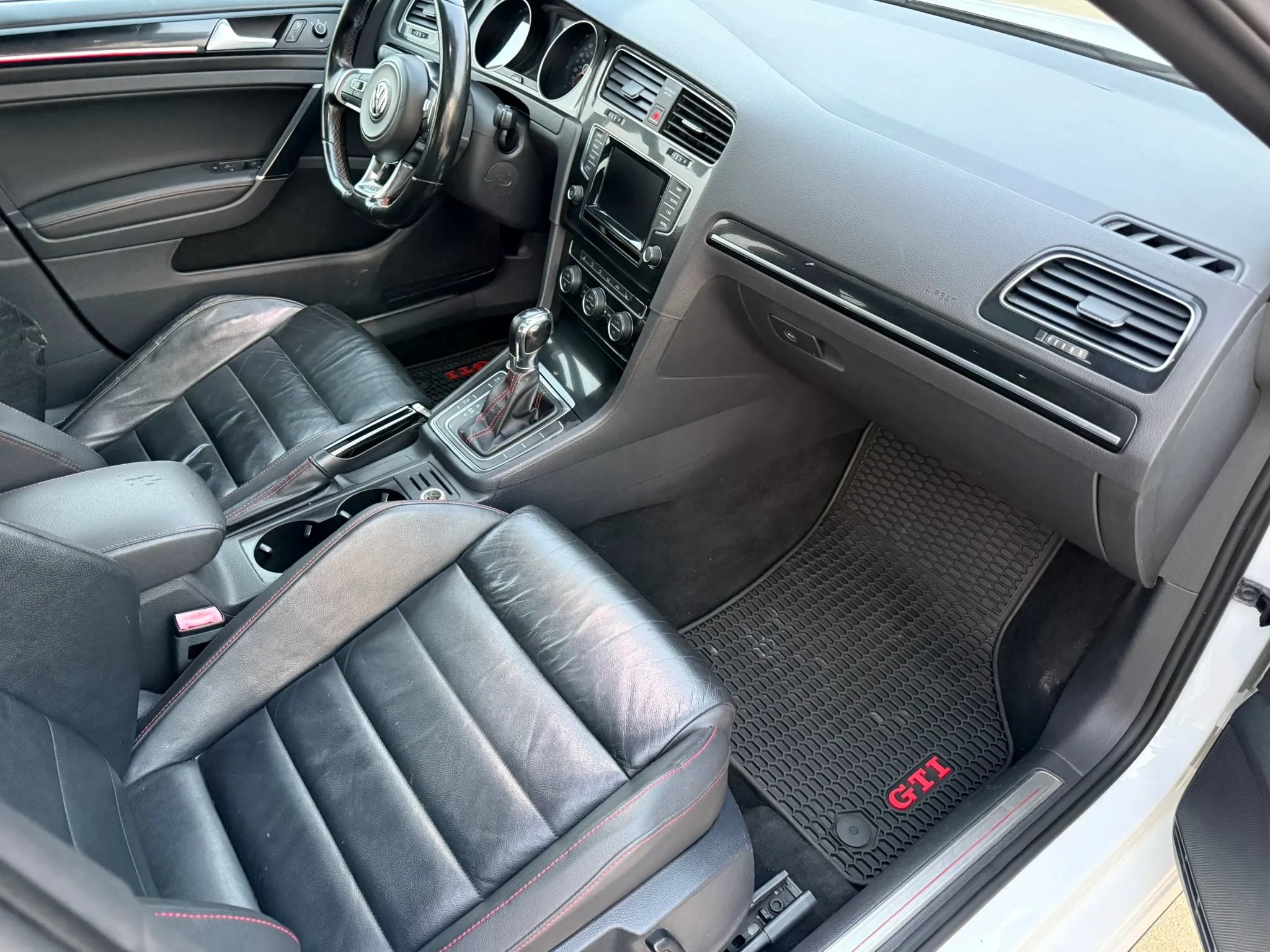 Used 2015 Volkswagen Golf 4-Door FWD image 24