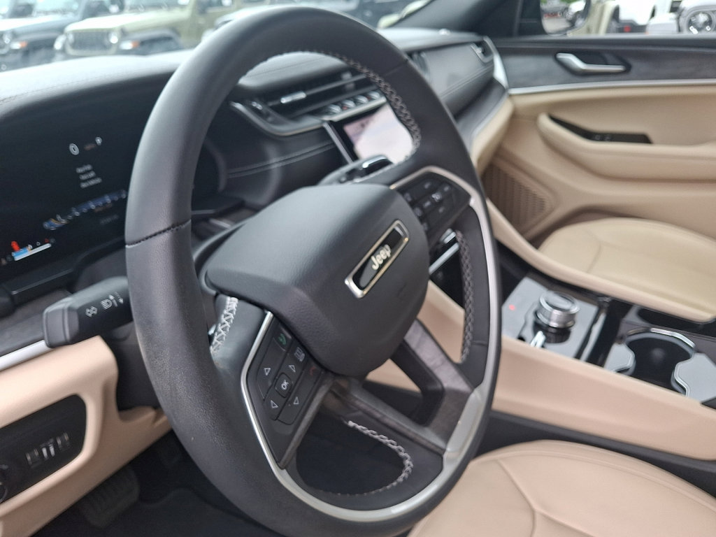 Used 2023 Jeep Grand Cherokee Limited AWD/4WD image 25