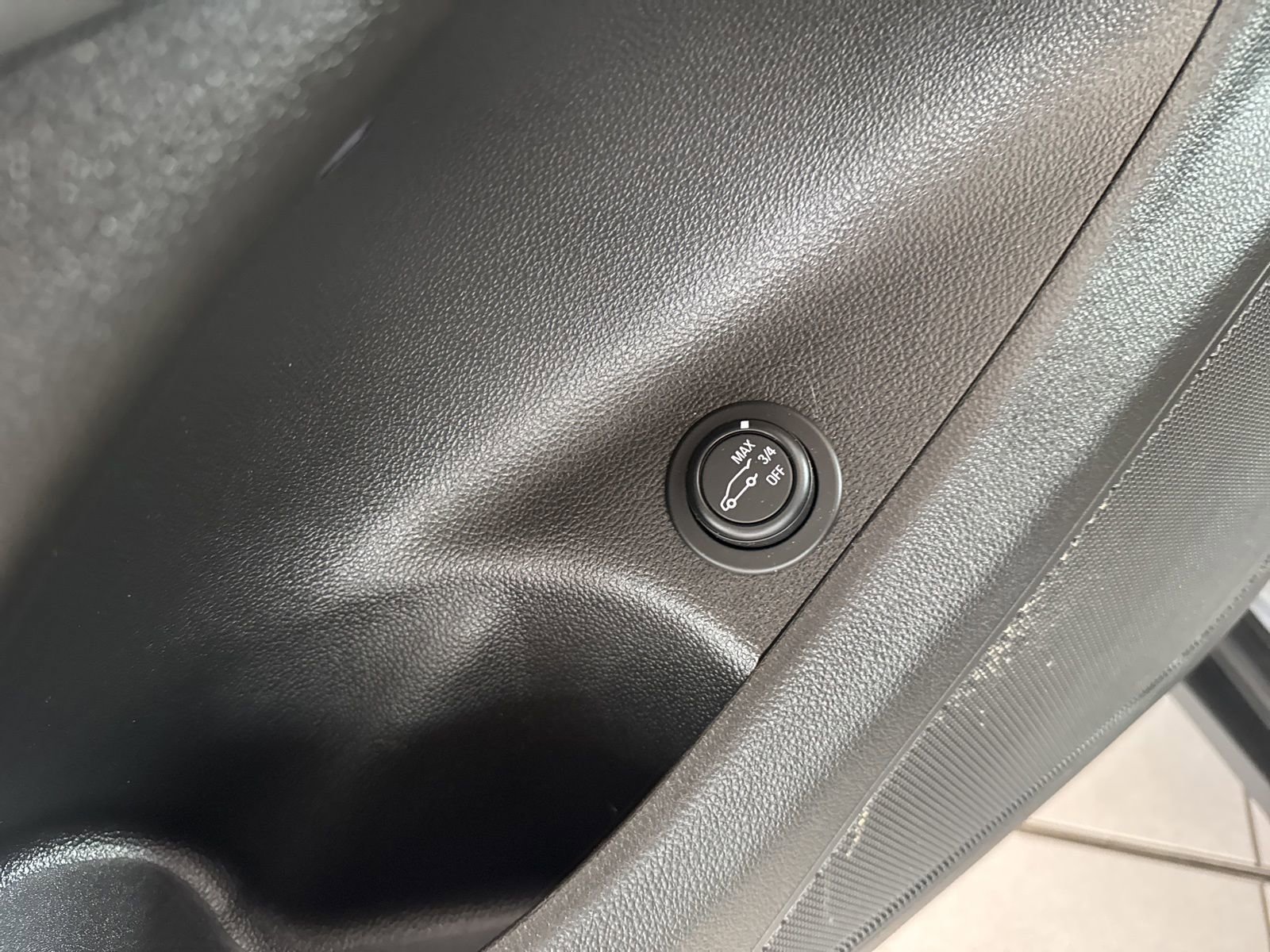 Used 2020 Buick Envision Essence FWD image 18