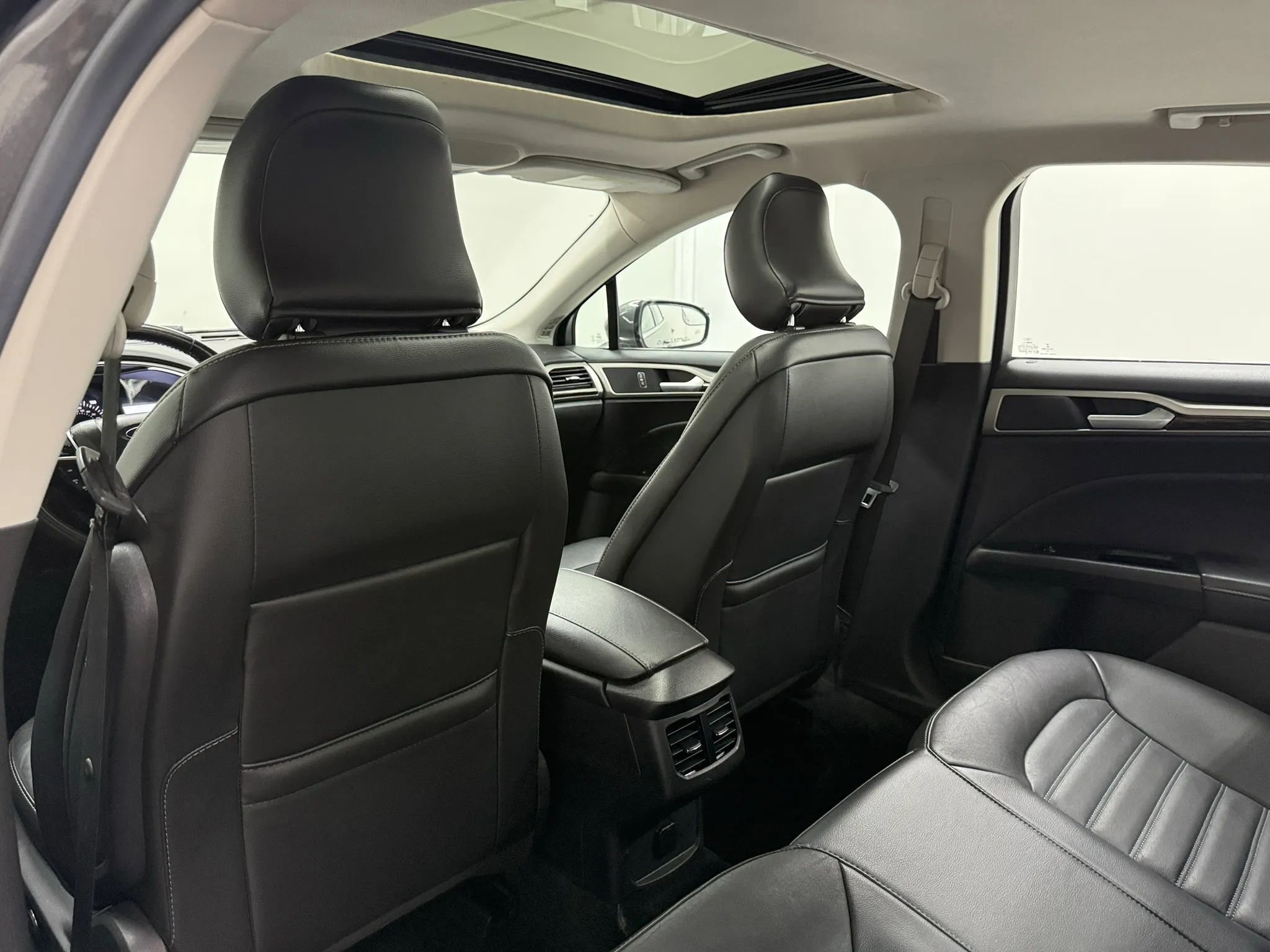 Used 2016 Ford Fusion SE w/ Equipment Group 202A image 6