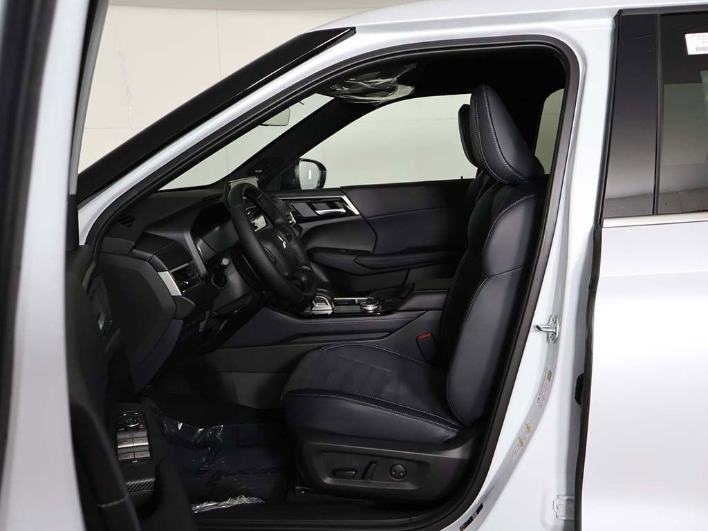 New 2026 Mitsubishi Outlander LE FWD image 28