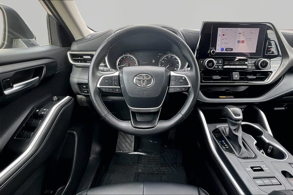 Used 2025 Toyota Highlander XLE AWD/4WD image 5