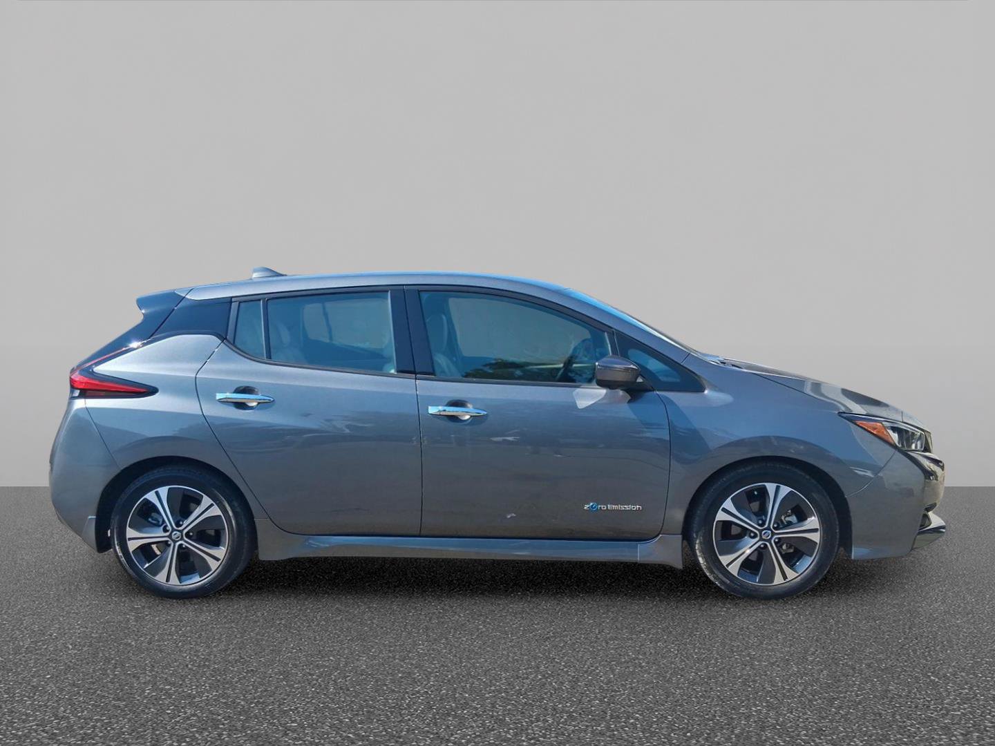 Used 2018 Nissan Leaf SL w/ SL Technology Package FWD image 3