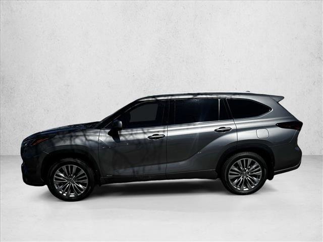 Used 2025 Toyota Highlander Platinum AWD/4WD image 2