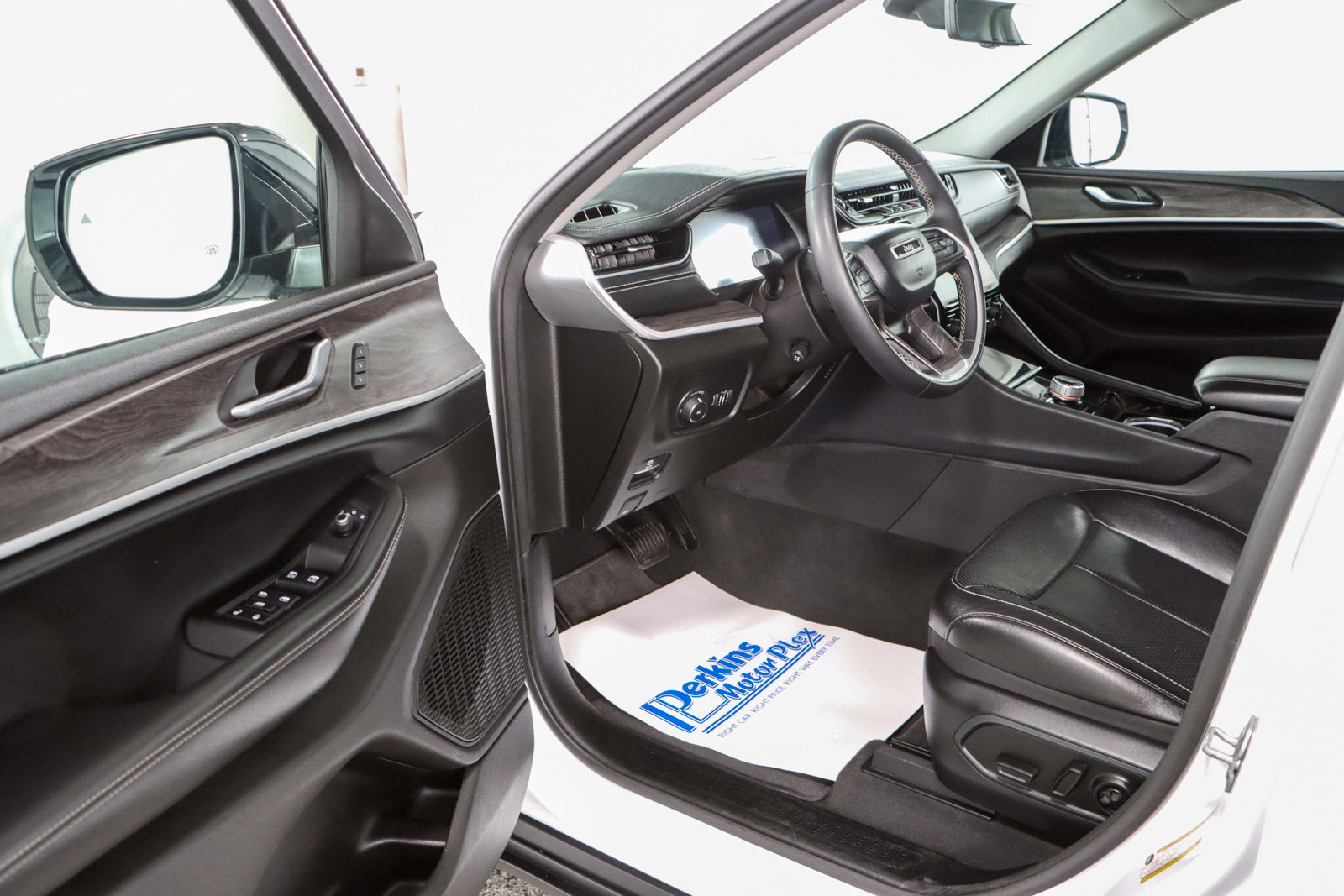 Used 2023 Jeep Grand Cherokee Limited w/ Luxury Tech Group II image 3