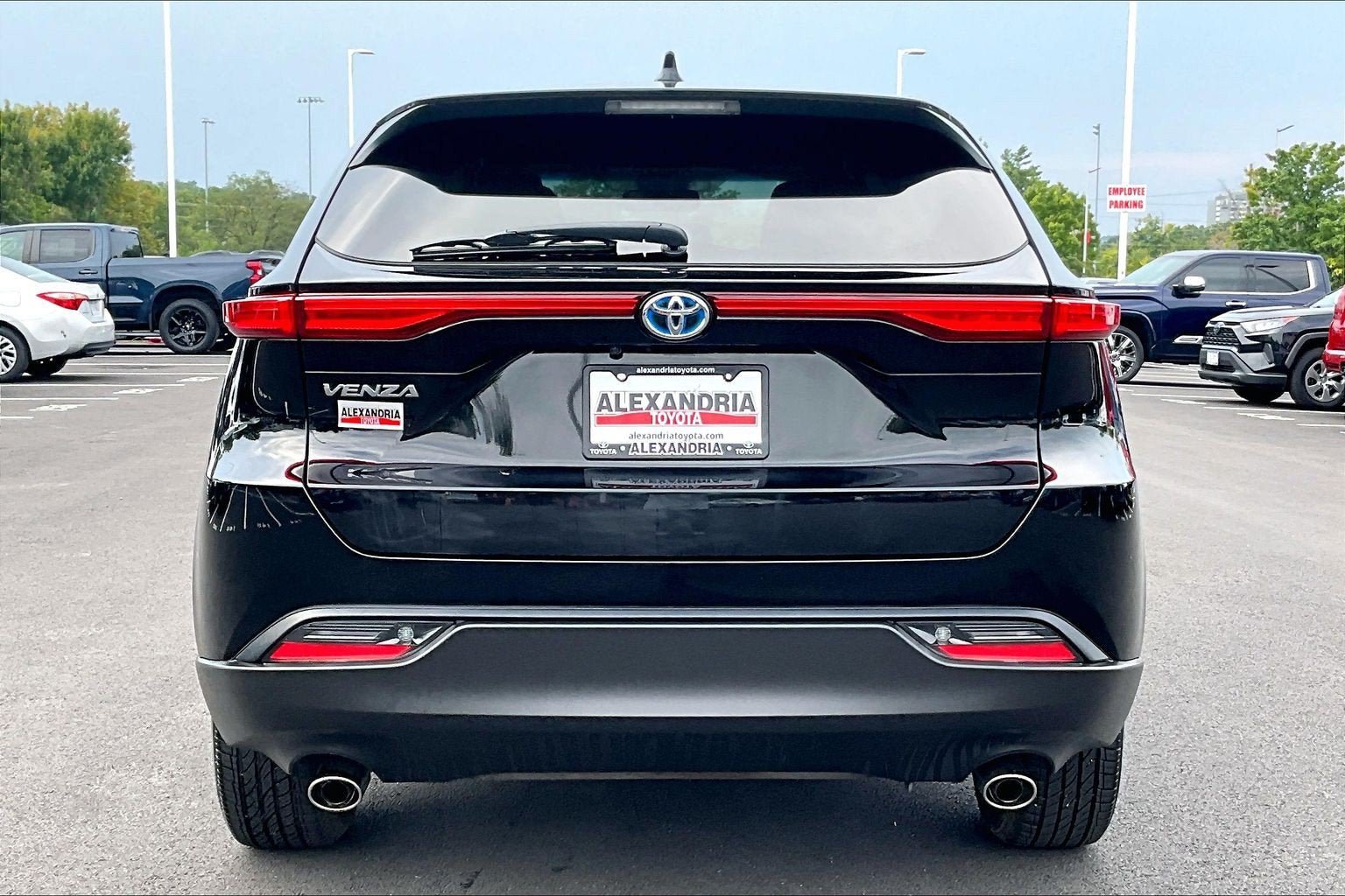Used 2023 Toyota Venza LE AWD/4WD image 4