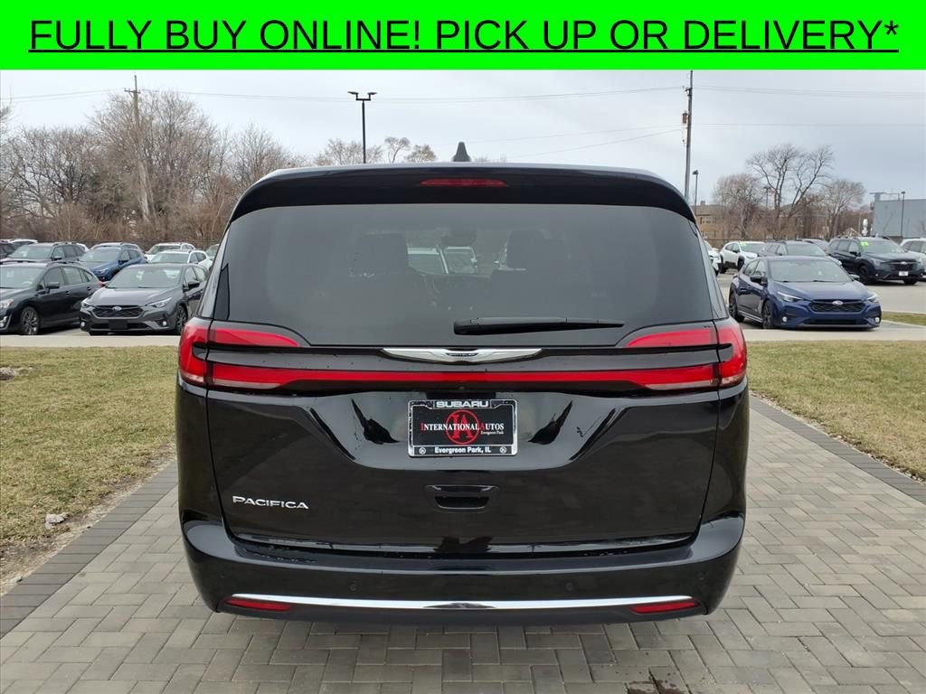 Used 2024 Chrysler Pacifica Touring-L image 6