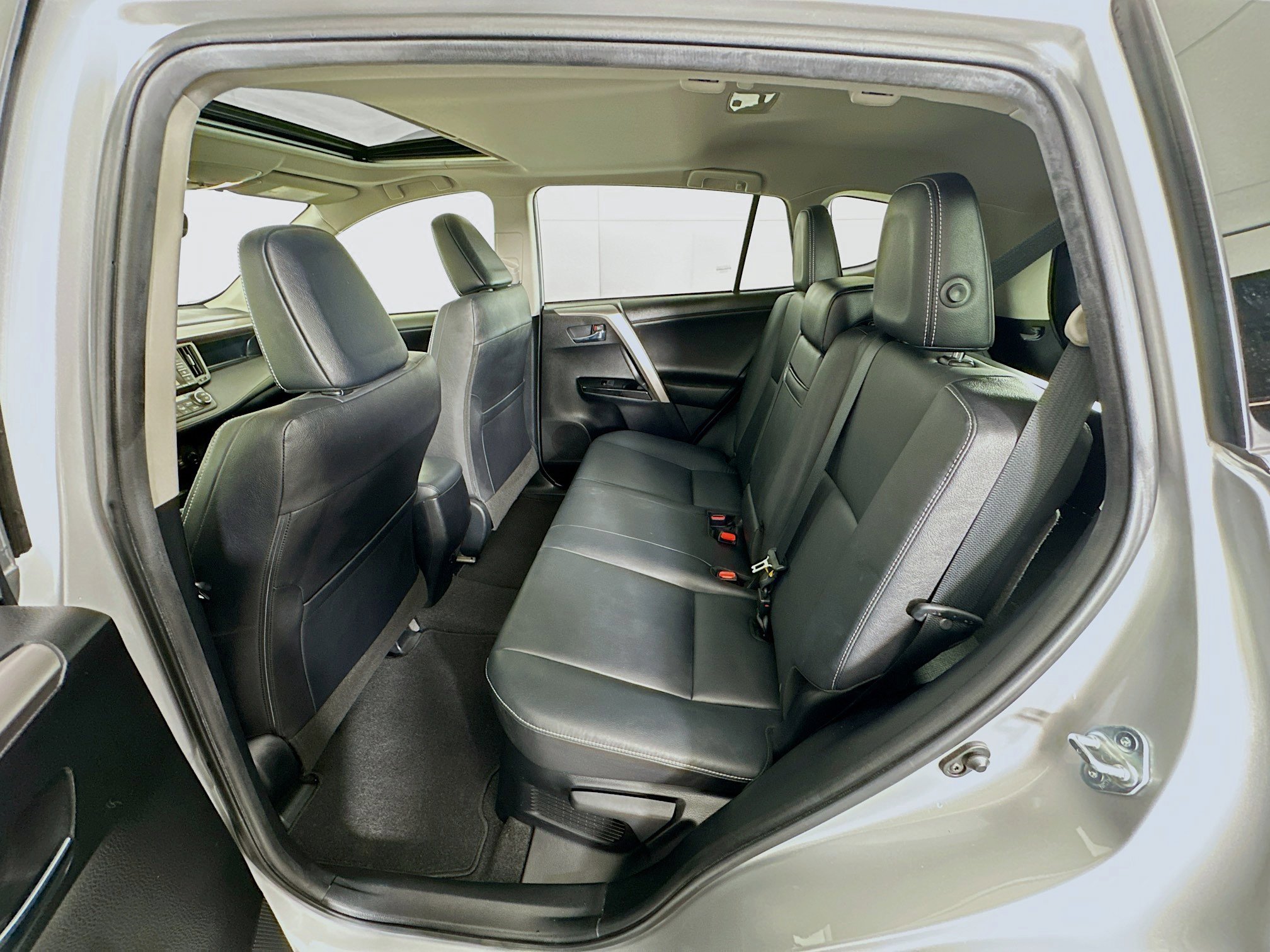 Used 2016 Toyota RAV4 Limited image 29