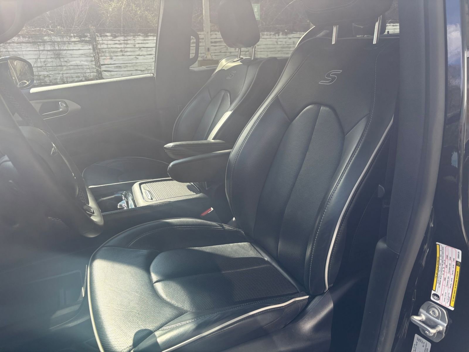 Used 2025 Chrysler Pacifica Limited image 40