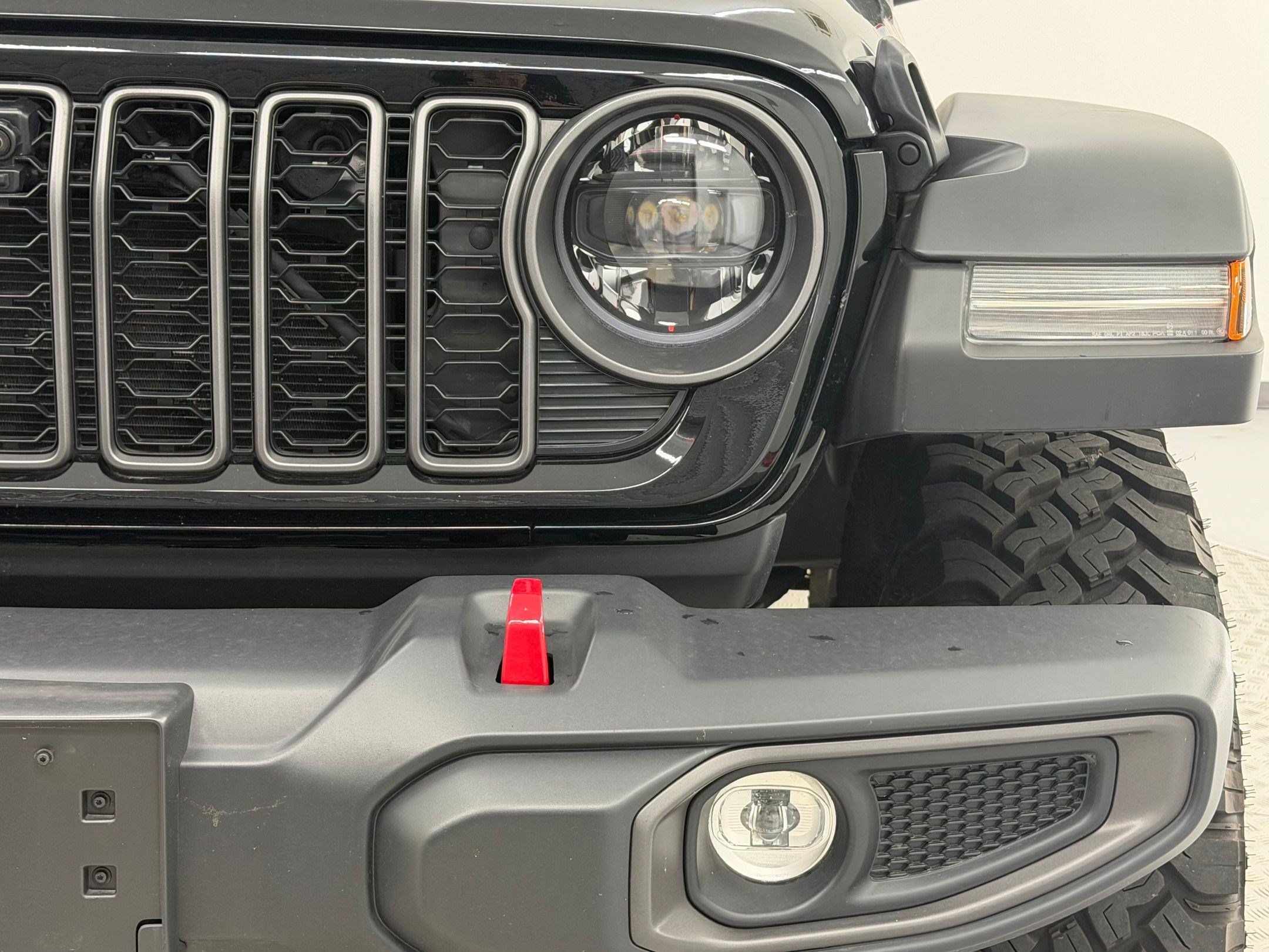 Used 2025 Jeep Gladiator Rubicon w/ Technology Group AWD/4WD image 12