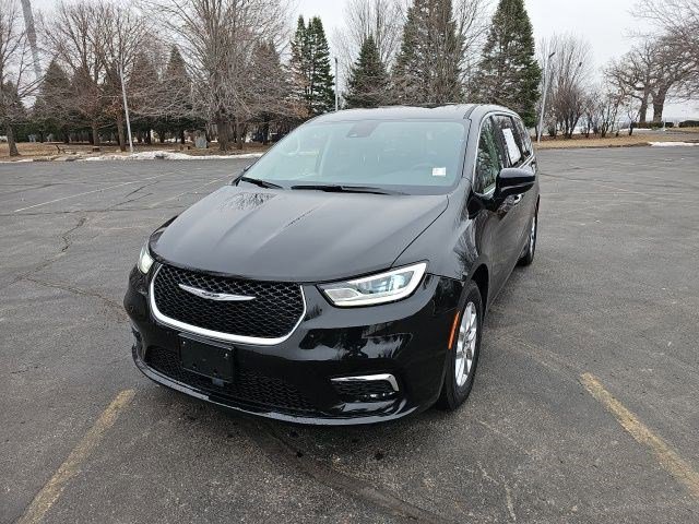 Used 2024 Chrysler Pacifica Touring-L image 2