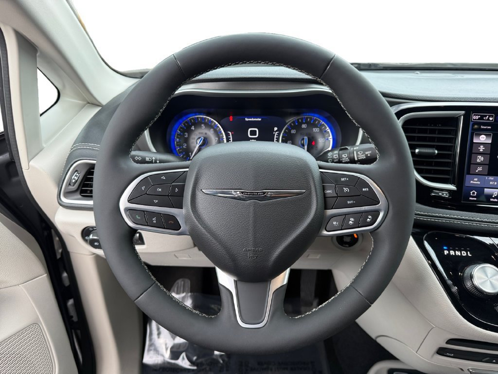 Used 2022 Chrysler Pacifica Touring-L w/ Uconnect Theater Family Group AWD/4WD image 12