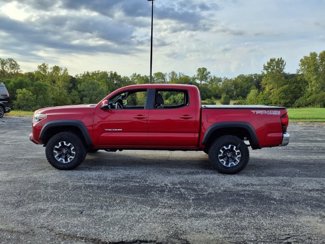 Used 2018 Toyota Tacoma TRD Off-Road AWD/4WD image 11