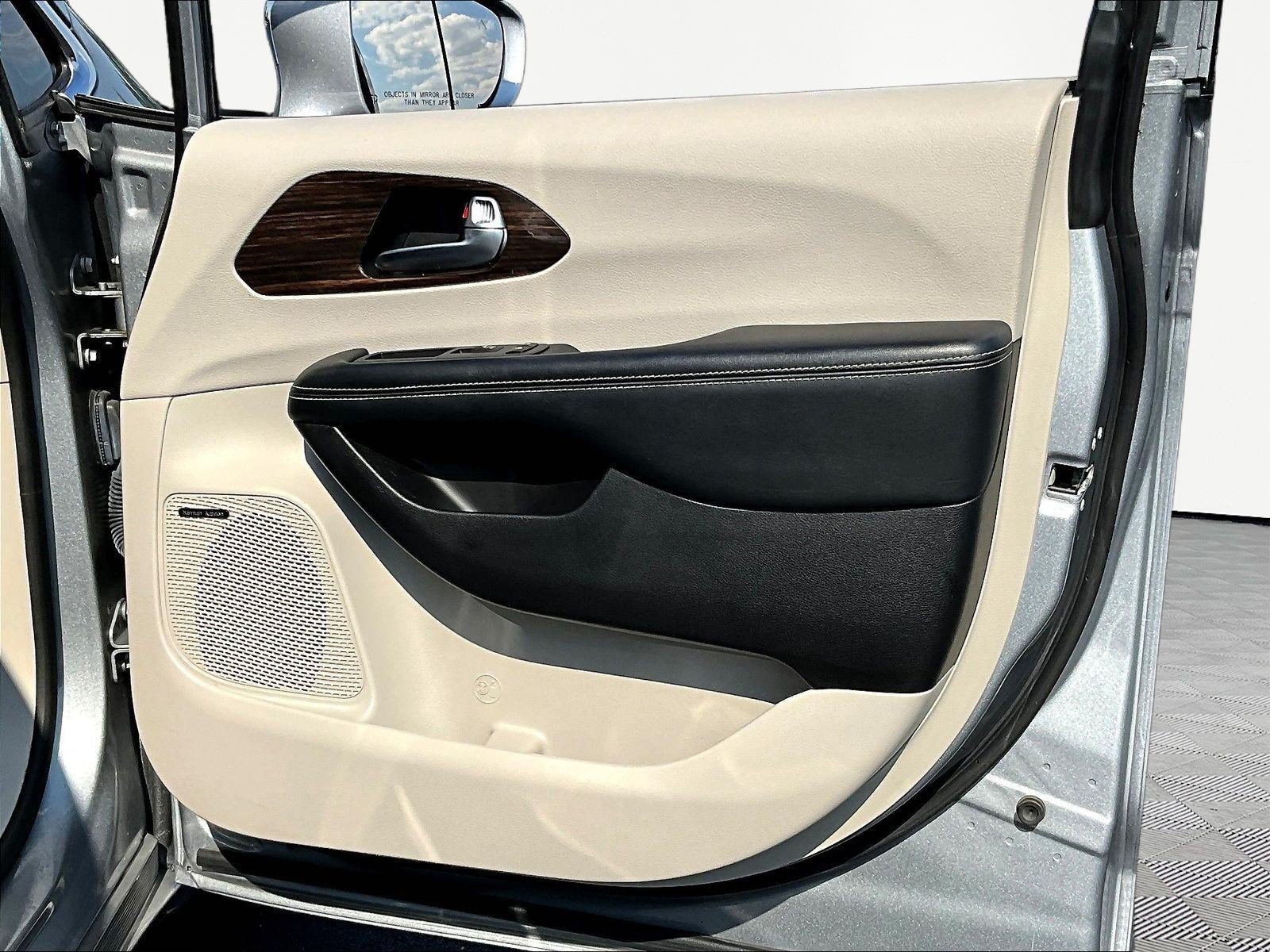 Used 2021 Chrysler Pacifica Limited w/ Uconnect Theater Family Group FWD image 27