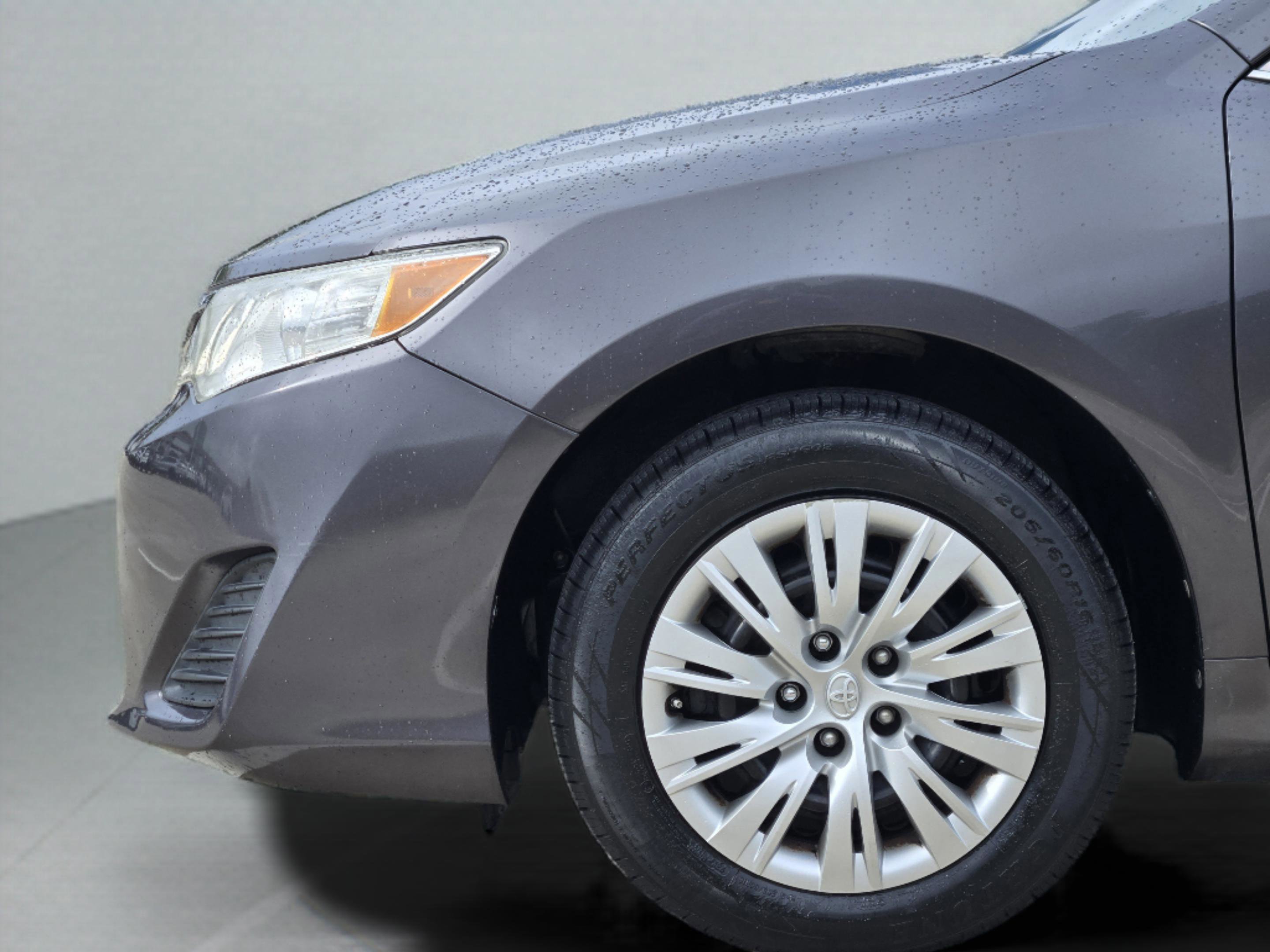 Used 2014 Toyota Camry LE FWD image 30