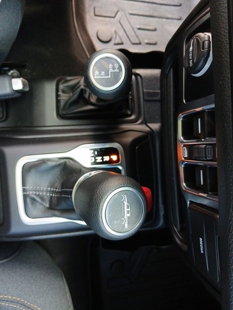 Used 2025 Jeep Gladiator Sport image 58