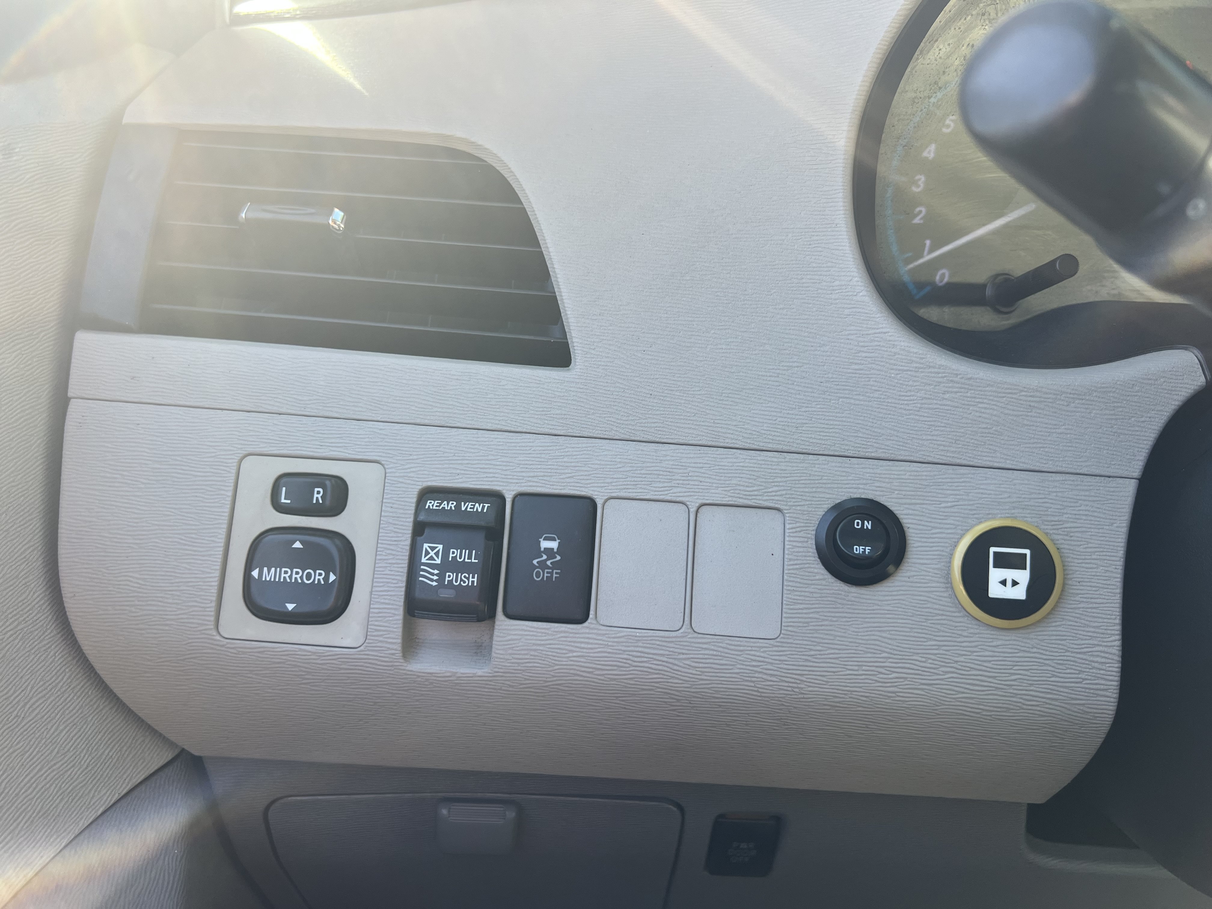 Used 2011 Toyota Sienna XLE FWD image 32