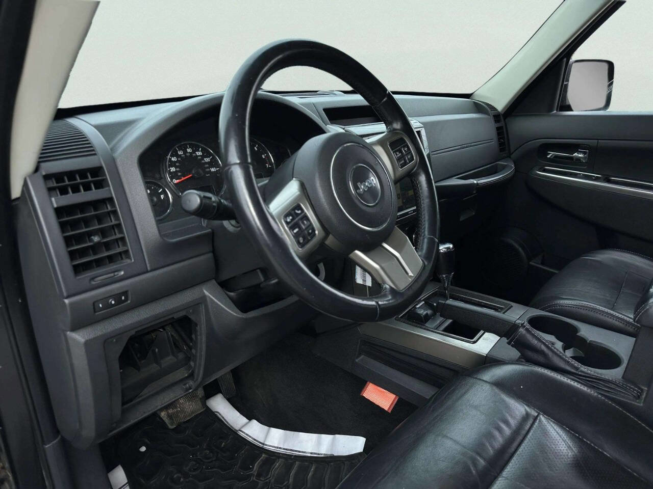 Used 2011 Jeep Liberty Limited w/ Sky's The Limit Group image 13