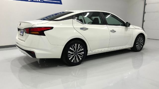 Used 2025 Nissan Altima 2.5 SV FWD image 17