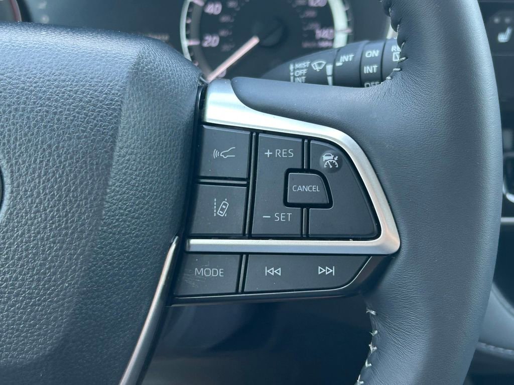 Certified 2025 Toyota Highlander XLE FWD image 41