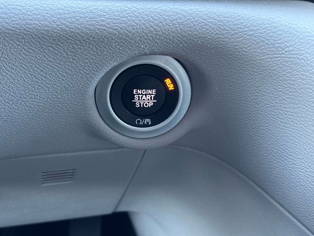 Used 2024 Chrysler Pacifica Touring-L image 29