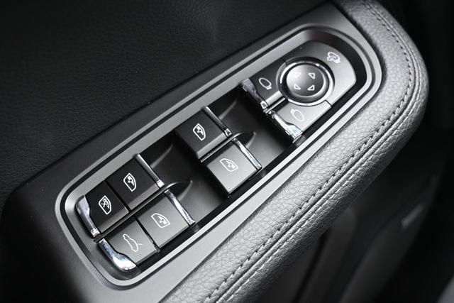 Used 2026 Porsche Macan AWD/4WD image 40