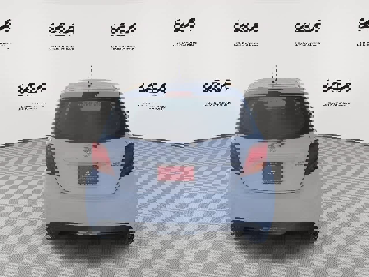 Used 2015 Toyota Yaris L image 7