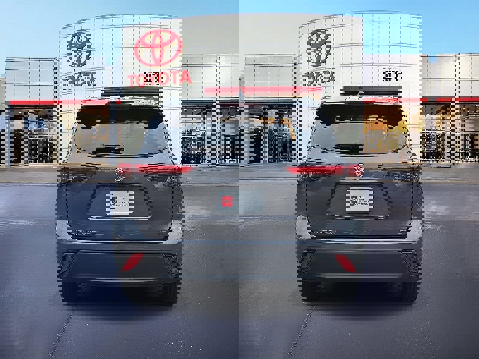 Certified 2023 Toyota Highlander XLE image 6