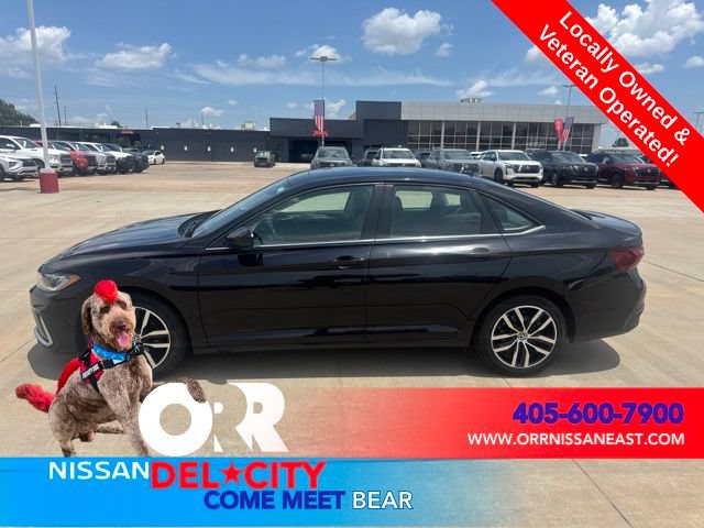 Used 2025 Volkswagen Jetta SE FWD image 2