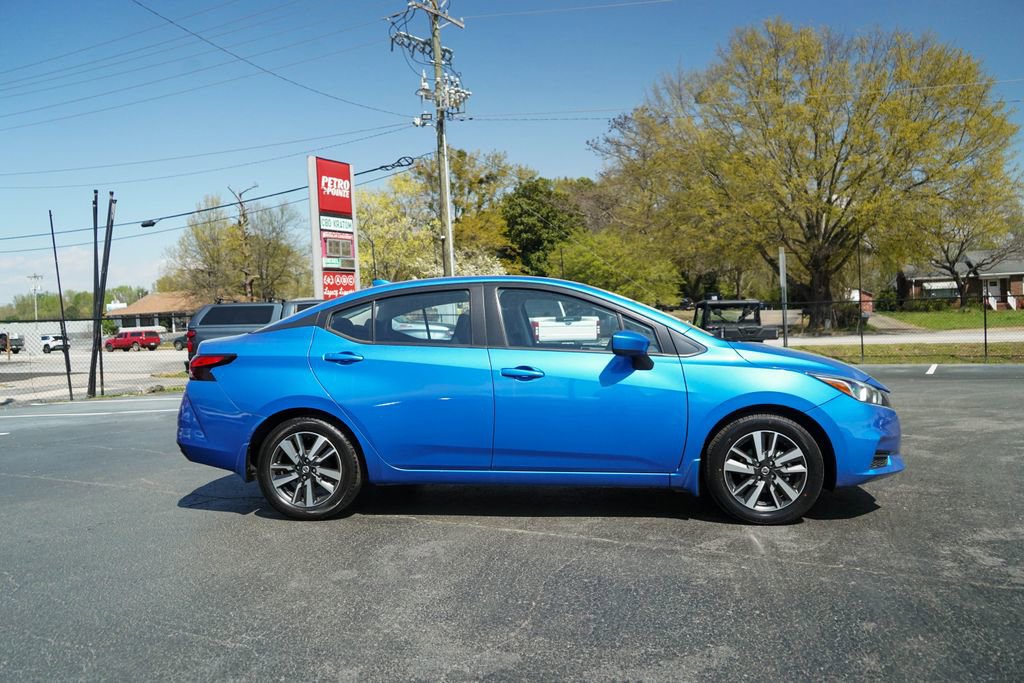 Used 2022 Nissan Versa SV image 2