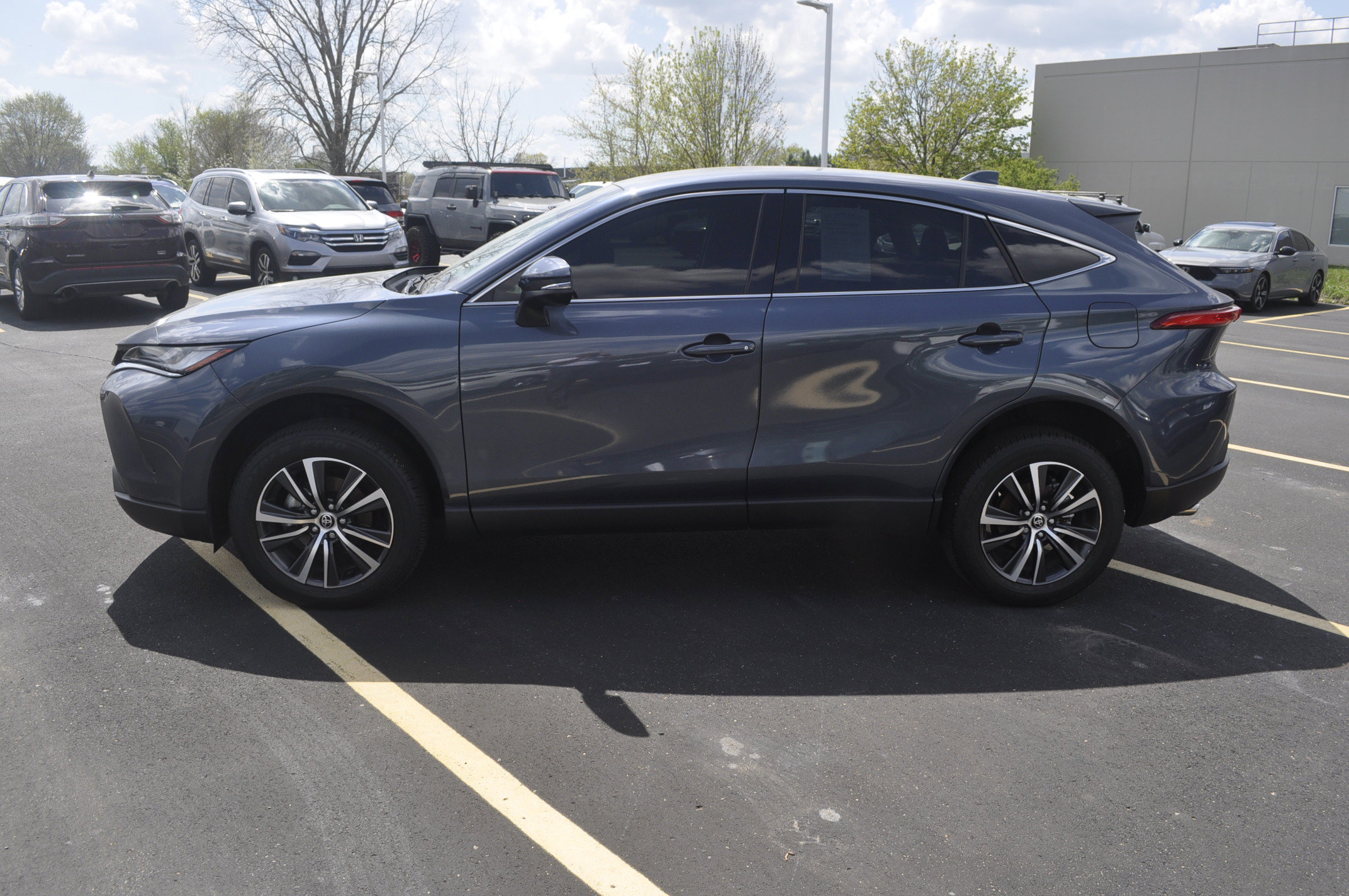 Used 2024 Toyota Venza LE AWD/4WD image 4
