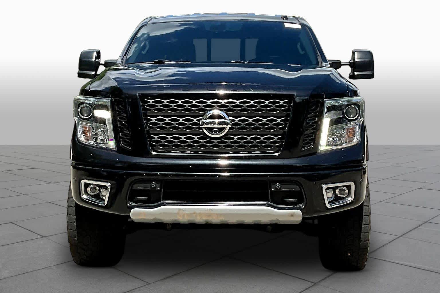 Used 2019 Nissan Titan PRO-4X w/ Pro-4x Convenience Package image 4