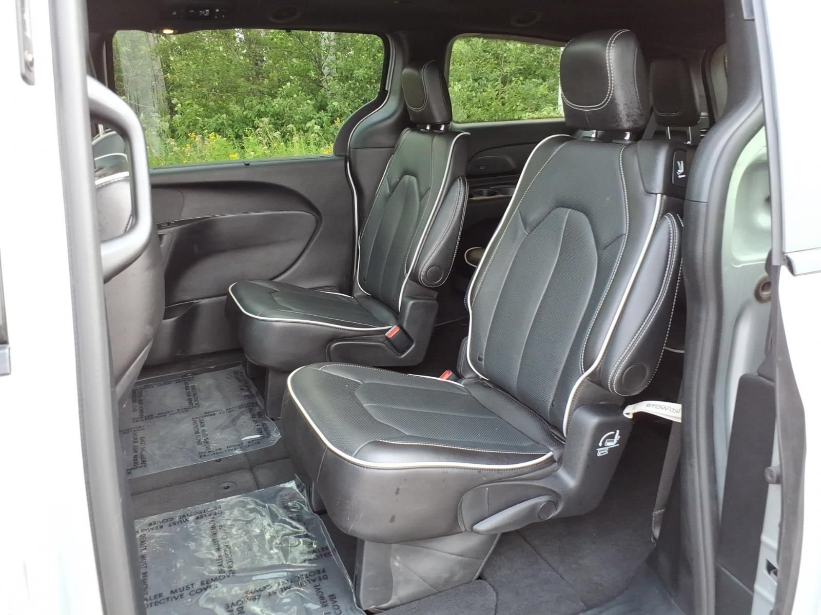 Used 2026 Chrysler Pacifica Limited w/ S Appearance Package FWD image 14