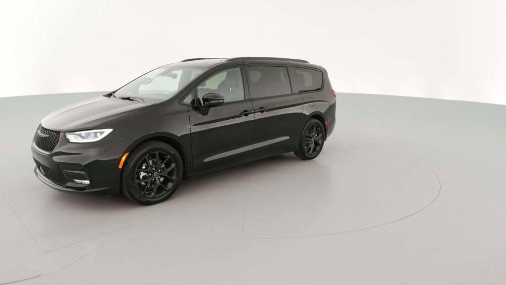 New 2026 Chrysler Pacifica Limited w/ S Appearance Package