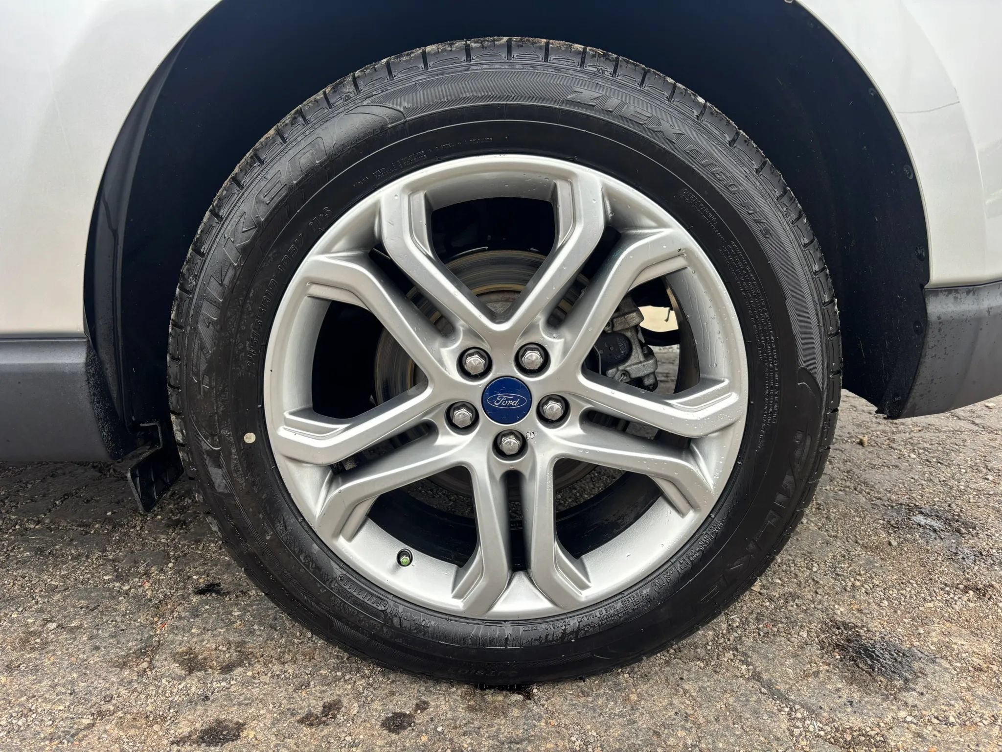 Used 2018 Ford Edge Titanium w/ Equipment Group 301A FWD image 2