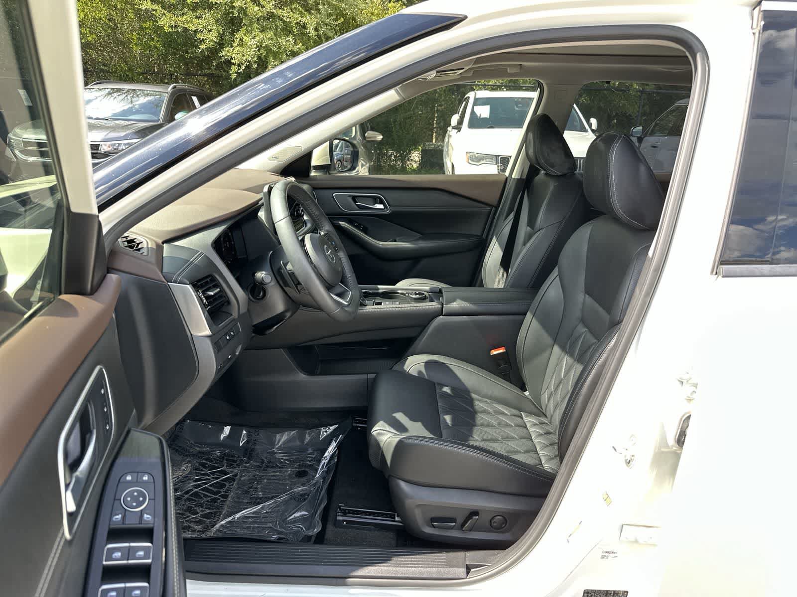 Used 2021 Nissan Rogue Platinum AWD/4WD image 2