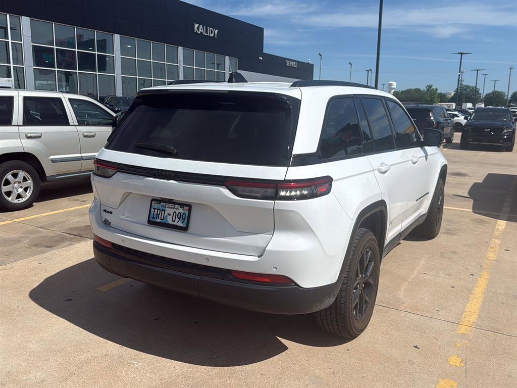 Used 2024 Jeep Grand Cherokee Altitude AWD/4WD image 9